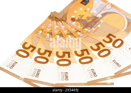 Konzept vieler Euro: Ein Stapel 50-Euro-Scheine auf weißem Hintergrund. Viele 50 € Scheine isoliert auf weißem Hintergrund. Stockfoto