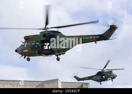 Zwei Hubschrauber Aérospatiale SA-330B Puma von der französischen Armee für eine Übung, um Mitglieder des RAID mit dem Hubschrauber auf das Dach eines Gebäudes zu werfen. Stockfoto