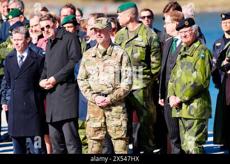 Stockholm, Schweden. Mai 2024. Denmarks König Frederik X. besucht zusammen mit Schwedenkönig Carl XVI. Gustaf am Dienstag, den 7. Mai 2024, Stockholms Amphibienregiment an der Marinestation Berga. Während des Besuchs werden dem König und dem schwedischen König ein Kampfboot 90 und verschiedene Marinekapazitäten auf See gezeigt. Außerdem haben sie die Möglichkeit, mit schwedischen Angriffstauchern zu sprechen. Am Montag und Dienstag wird das dänische Königspaar seinen ersten Staatsbesuch in Schweden machen. Quelle: Ritzau/Alamy Live News Stockfoto