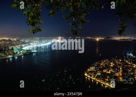 Guanabara Bay und Rio de Janeiro Skyline von Morro da Urca bei Nacht gesehen - Brasilien Stockfoto