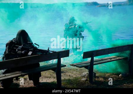 Stockholm, Schweden. Mai 2024. Denmarks König Frederik X. besucht zusammen mit Schwedenkönig Carl XVI. Gustaf am Dienstag, den 7. Mai 2024, Stockholms Amphibienregiment an der Marinestation Berga. Während des Besuchs werden dem König und dem schwedischen König ein Kampfboot 90 und verschiedene Marinekapazitäten auf See gezeigt. Außerdem haben sie die Möglichkeit, mit schwedischen Angriffstauchern zu sprechen. Am Montag und Dienstag wird das dänische Königspaar seinen ersten Staatsbesuch in Schweden machen. Quelle: Ritzau/Alamy Live News Stockfoto