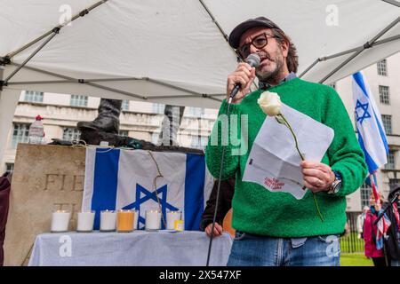 March for Life, London, Großbritannien. Mai 2024. Marc Cave, Direktor des UK National Holocaust Museum, spricht bei einer Versöhnungszeremonie auf der Richmond Terrace, Westminster, nach dem historischen und ersten Marsch des Lebens in London zum Gedenken an den Yom HaShoah Holocaust Remembrance Day. Organisiert von der Christian Action Against Antisemitismus (CAAA), vereint Holocaust-Überlebende, Nachkommen von Nazi-Tätern und Einzelpersonen aller Glaubensrichtungen unter dem Motto „am Israel Chai“ Foto von Amanda Rose/Alamy Live News Stockfoto