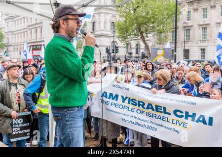 March for Life, London, Großbritannien. Mai 2024. Marc Cave, Direktor des UK National Holocaust Museum, spricht bei einer Versöhnungszeremonie auf der Richmond Terrace, Westminster, nach dem historischen und ersten Marsch des Lebens in London zum Gedenken an den Yom HaShoah Holocaust Remembrance Day. Organisiert von der Christian Action Against Antisemitismus (CAAA), vereint Holocaust-Überlebende, Nachkommen von Nazi-Tätern und Einzelpersonen aller Glaubensrichtungen unter dem Motto „am Israel Chai“ Foto von Amanda Rose/Alamy Live News Stockfoto