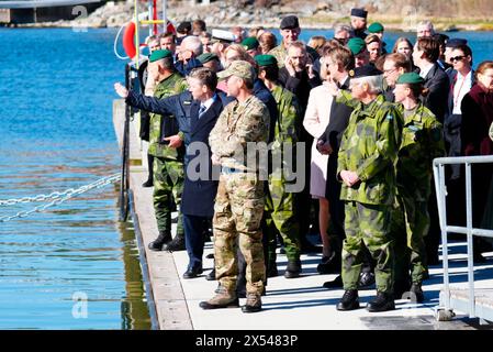 Stockholm, Schweden. Mai 2024. Denmarks König Frederik X. besucht zusammen mit Schwedenkönig Carl XVI. Gustaf am Dienstag, den 7. Mai 2024, Stockholms Amphibienregiment an der Marinestation Berga. Während des Besuchs werden dem König und dem schwedischen König ein Kampfboot 90 und verschiedene Marinekapazitäten auf See gezeigt. Außerdem haben sie die Möglichkeit, mit schwedischen Angriffstauchern zu sprechen. Am Montag und Dienstag wird das dänische Königspaar seinen ersten Staatsbesuch in Schweden machen. Quelle: Ritzau/Alamy Live News Stockfoto