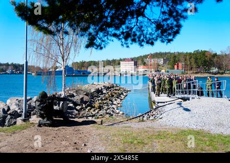 Stockholm, Schweden. Mai 2024. Denmarks König Frederik X. besucht zusammen mit Schwedenkönig Carl XVI. Gustaf am Dienstag, den 7. Mai 2024, Stockholms Amphibienregiment an der Marinestation Berga. Während des Besuchs werden dem König und dem schwedischen König ein Kampfboot 90 und verschiedene Marinekapazitäten auf See gezeigt. Außerdem haben sie die Möglichkeit, mit schwedischen Angriffstauchern zu sprechen. Am Montag und Dienstag wird das dänische Königspaar seinen ersten Staatsbesuch in Schweden machen. Quelle: Ritzau/Alamy Live News Stockfoto