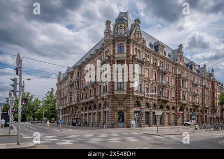 Straßburg, Frankreich - 06 28 2023: Straßburg: Blick auf ein typisches Gebäude in der Nähe des Ill-Flusses von Fisherman's Quays Stockfoto