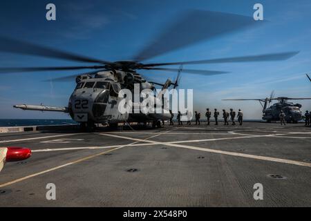 US-Marines und Seeleute mit Bataillon Landing Team 1/8, 24th Marine Expeditionary Unit (MEU), besteigen einen CH-53E Super Hengst mit Marine Medium Tilt Stockfoto