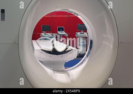 Zoom in Magnetresonanztomographie (MRT) und andere Diagnosegeräte in der Ausstellungshalle. Medizinische Industrie Stockfoto