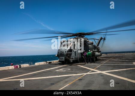 Mit der Wasp (WSP) Amphibious Ready Group (ARG) – 24th Marine Expeditionary Unit (MEU), tanken US-Marines und Matrosen einen CH-53E Super Hengst auf Stockfoto