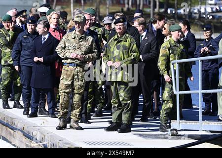Stockholm, Schweden. Mai 2024. König Frederik X. und König Carl XVI Gustaf besuchen am 7. Mai 2024 das Stockholmer Marine Regiment auf dem Marinestützpunkt Berga außerhalb von Stockholm, Schweden. König Frederik X und Königin Mary von Dänemark besuchen Schweden am 6-7. Mai 2024.Foto anders Wiklund/TT Code 10040 Credit: TT News Agency/Alamy Live News Stockfoto