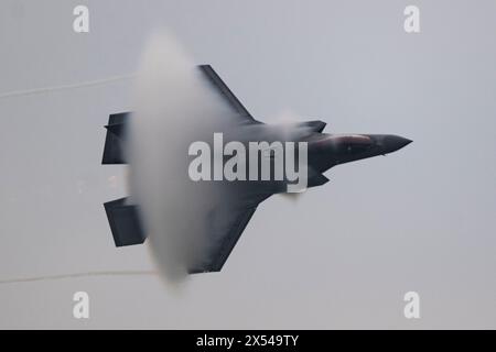 Eine F-35A Lightning II der US Air Force, die dem F-35A Lightning II Demonstration Team zugewiesen ist, tritt auf der Guardians of Freedom Air Show in Sheppard Ai auf Stockfoto