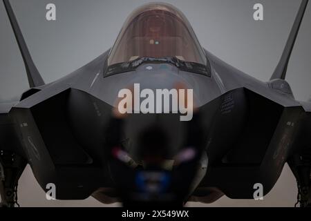 Devin Christiansen, ein Avioniktechniker des F-35A Demonstrationsteams, fährt nach per per in einer F-35A Lighting II Stockfoto