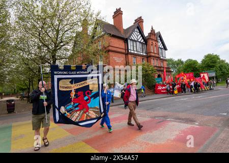 Arbeiter marschieren für Frieden Salford Greater Manchester UK. Gewerkschafter und Aktivisten marschierten von der Working Class Movement Library in Salford zur Heiligen Dreifaltigkeitskirche Salford, wo Redner, darunter der Bischof von Manchester, David Walker, zum Frieden in Gaza und zur Bekämpfung der Armut in Großbritannien aufriefen. Zu den Demonstranten gehörten Vertreter der regionalen Gewerkschaften und Mitglieder der jungen Kommunisten. Die Gruppe der Märsche ging dann auf ein Maifest im Manchesters Peoples History Museum in Manchester. Bild im Vereinigten Königreich: Garyrobertsphotography/worldwidefeatures.com Stockfoto