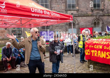 Bischof von Manchester, David Walker, ruft auf dem Workers March for Peace in Salford Greater Manchester UK zum Frieden in Gaza auf. Gewerkschafter und Aktivisten marschierten von der Working Class Movement Library in Salford zur Heiligen Dreifaltigkeitskirche Salford, wo Redner, darunter der Bischof von Manchester, David Walker, zum Frieden in Gaza und zur Bekämpfung der Armut in Großbritannien aufriefen. Zu den Demonstranten gehörten Vertreter der regionalen Gewerkschaften und Mitglieder der jungen Kommunisten. Die Gruppe der Märsche ging dann auf ein Maifest im Manchesters Peoples History Museum in Manchester. UK Pictur Stockfoto