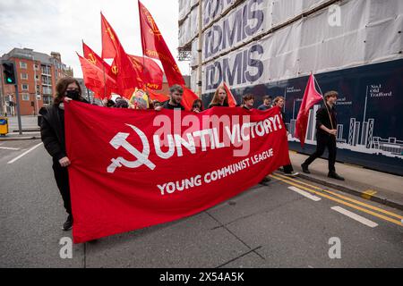 Die junge kommunistische Liga schließt sich dem Workers March for Peace in Salford Greater Manchester an. Gewerkschafter und Aktivisten marschierten von der Working Class Movement Library in Salford zur Heiligen Dreifaltigkeitskirche Salford, wo Redner, darunter der Bischof von Manchester, David Walker, zum Frieden in Gaza und zur Bekämpfung der Armut in Großbritannien aufriefen. Zu den Demonstranten gehörten Vertreter der regionalen Gewerkschaften und Mitglieder der jungen Kommunisten. Die Gruppe der Märsche ging dann auf ein Maifest im Manchesters Peoples History Museum in Manchester. Bild in Großbritannien: Garyrobertsphotography/worldw Stockfoto