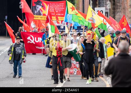 Arbeiter marschieren für Frieden Salford Greater Manchester UK. Gewerkschafter und Aktivisten marschierten von der Working Class Movement Library in Salford zur Heiligen Dreifaltigkeitskirche Salford, wo Redner, darunter der Bischof von Manchester, David Walker, zum Frieden in Gaza und zur Bekämpfung der Armut in Großbritannien aufriefen. Zu den Demonstranten gehörten Vertreter der regionalen Gewerkschaften und Mitglieder der jungen Kommunisten. Die Gruppe der Märsche ging dann auf ein Maifest im Manchesters Peoples History Museum in Manchester. Bild im Vereinigten Königreich: Garyrobertsphotography/worldwidefeatures.com Stockfoto