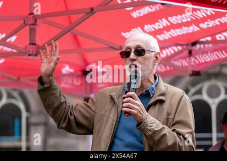 Bischof von Manchester, David Walker, ruft auf dem Workers March for Peace in Salford Greater Manchester UK zum Frieden in Gaza auf. Gewerkschafter und Aktivisten marschierten von der Working Class Movement Library in Salford zur Heiligen Dreifaltigkeitskirche Salford, wo Redner, darunter der Bischof von Manchester, David Walker, zum Frieden in Gaza und zur Bekämpfung der Armut in Großbritannien aufriefen. Zu den Demonstranten gehörten Vertreter der regionalen Gewerkschaften und Mitglieder der jungen Kommunisten. Die Gruppe der Märsche ging dann auf ein Maifest im Manchesters Peoples History Museum in Manchester. UK Pictur Stockfoto