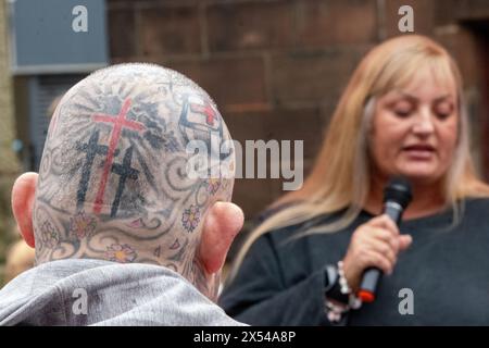 Jenni Smith, CEO von Salford Loaves and Fishes, spricht an Arbeiter March for Peace Salford Greater Manchester UK. Gewerkschafter und Aktivisten marschierten von der Working Class Movement Library in Salford zur Heiligen Dreifaltigkeitskirche Salford, wo Redner, darunter der Bischof von Manchester, David Walker, zum Frieden in Gaza und zur Bekämpfung der Armut in Großbritannien aufriefen. Zu den Demonstranten gehörten Vertreter der regionalen Gewerkschaften und Mitglieder der jungen Kommunisten. Die Gruppe der Märsche ging dann auf ein Maifest im Manchesters Peoples History Museum in Manchester. Bild in Großbritannien: Garyrobe Stockfoto