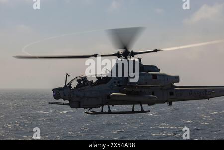 Ein U.S. Marine Corps AH-1Z Viper mit Marine Medium Tiltrotor Squadron 365 (verstärkt), 24th Marine Expeditionary Unit (MEU), führt Flugoperationen durch Stockfoto