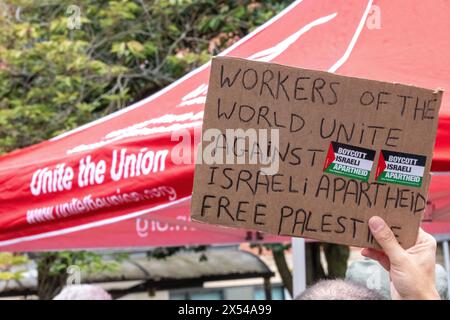 Aufruf an die Arbeiter, sich für gaza zu vereinigen, bei Workers March for Peace Salford Greater Manchester UK. Gewerkschafter und Aktivisten marschierten von der Working Class Movement Library in Salford zur Heiligen Dreifaltigkeitskirche Salford, wo Redner, darunter der Bischof von Manchester, David Walker, zum Frieden in Gaza und zur Bekämpfung der Armut in Großbritannien aufriefen. Zu den Demonstranten gehörten Vertreter der regionalen Gewerkschaften und Mitglieder der jungen Kommunisten. Die Gruppe der Märsche ging dann auf ein Maifest im Manchesters Peoples History Museum in Manchester. Bild im Vereinigten Königreich: Garyrobertsphoto Stockfoto