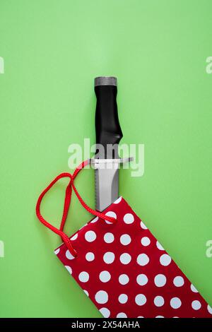 Jagdmesser in einer Geschenktüte. Stockfoto