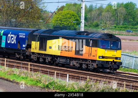 Triebwagen-Diesellokomotive der Baureihe 60 mit dem Namen Impetus, der den Drax-Biomassezug auf der West Coast-Hauptstrecke in Winwick transportiert. Stockfoto