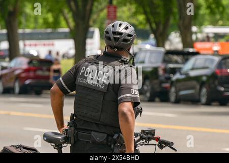 Washington DC, USA - 30. April 2024: Rückansicht eines Offiziers der United States Secret Service Uniformed Division auf Patrouille auf einem Fahrrad Stockfoto