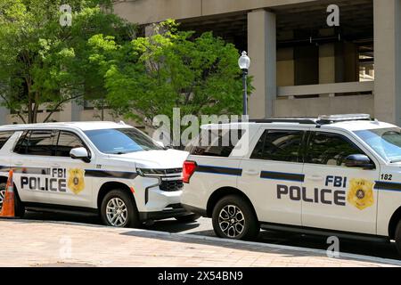 Washington DC, USA - 30. April 2024: Polizeipatrouillenwagen, die vom FBI benutzt wurden, parkten auf einer Straße vor dem Gebäude des J Edgar Hoover Hauptquartiers Stockfoto