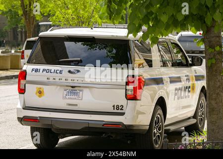 Washington DC, USA - 30. April 2024: Polizeipatrouillenwagen, der vom FBI benutzt wurde, parkte auf einer Straße vor dem Gebäude des J Edgar Hoover Hauptquartiers Stockfoto