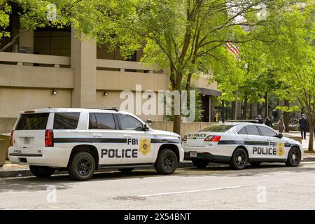 Washington DC, USA - 30. April 2024: Polizeipatrouillenwagen, der vom FBI benutzt wurde, parkte auf einer Straße vor dem Gebäude des J Edgar Hoover Hauptquartiers in der Innenstadt Stockfoto