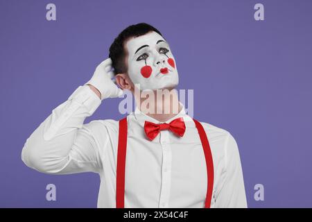 Porträt des Mime-Künstlers auf violettem Hintergrund Stockfoto