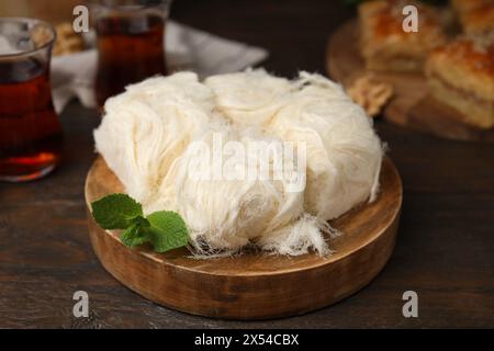 Östliche Süßigkeiten. Leckerer iranischer Paschmak auf Holztisch, Nahaufnahme Stockfoto