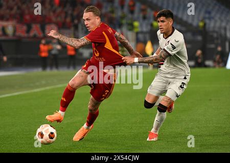 Rick Karsdorp von AS Roma und Piero Hincapie von Bayer Leverkusen während des Europa-League-Fußballspiels zwischen AS Roma und Bayer Leverkusen im Olimpico-Stadion in Rom (Italien) am 2. Mai 2024. Stockfoto