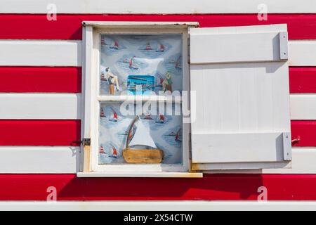 Detail der rot-weiß gestreiften Strandhütte in Southwold, Suffolk, Großbritannien im April Stockfoto