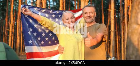 Reifes Paar mit USA-Flagge auf Party im Freien Stockfoto