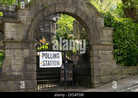 Eingang der Wahlstation. Hebden Bridge, West Yorkshire, Großbritannien. Eingezäunter Bogen in ländlicher Umgebung. Stockfoto