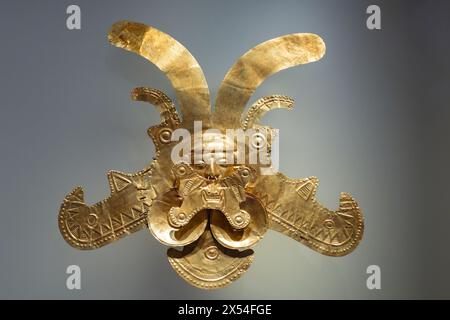 Präkolumbianische Goldstatuette im Museo del Oro. Goldenes indigenes Ornament aus der Zivilisation der südamerikanischen Eingeborenen. Berühmtes Goldmuseum, Bogota, Co Stockfoto