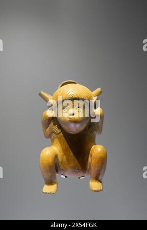 Präkolumbisches Goldartefakt - Statuette im Museo del Oro. Goldenes Artefakt aus der Zivilisation der südamerikanischen Eingeborenen. Berühmtes Goldmuseum, Bogota, Co Stockfoto