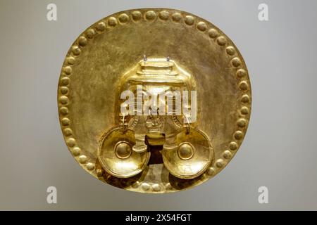 Präkolumbische Goldartefakte im Museo del Oro. Goldenes indigenes Ornament aus der Zivilisation der südamerikanischen Eingeborenen. Berühmtes Goldmuseum, Bogota, Co Stockfoto
