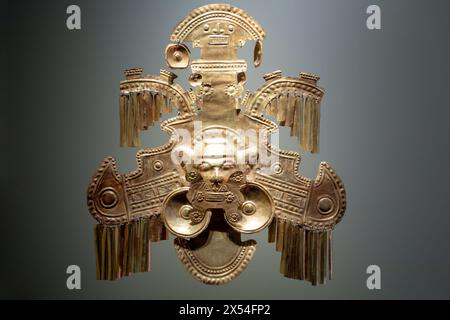 Präkolumbianische Goldstatuette im Museo del Oro. Goldenes indigenes Ornament aus der Zivilisation der südamerikanischen Eingeborenen. Berühmtes Goldmuseum, Bogota, Co Stockfoto