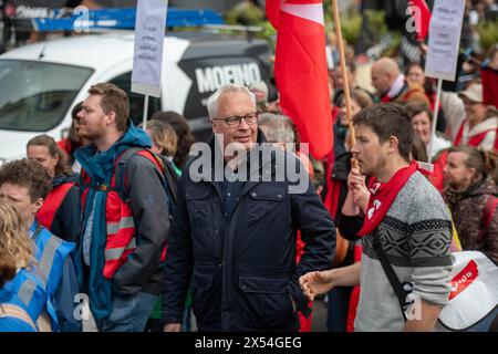 Antwerpen, Belgien. Mai 2024. PVDA - Peter Mertens ist bei einer Demonstration zu sehen, die gegen die Empfehlungen aus dem Bericht der "Commissie der Wijzen" protestiert, die von den Bildungsgewerkschaften ACOD Education, COC und VSOA Education organisiert wurde, Dienstag, den 7. Mai 2024 in Antwerpen. Im Auftrag der flämischen Regierung entwickelte die Kommission der Wjzen siebzig Vorschläge für die Professionalisierung des Lehrberufs. Die Bildungsgewerkschaften ergreifen heute Maßnahmen gegen die Empfehlungen des Berichts. Quelle: Belga News Agency/Alamy Live News Stockfoto