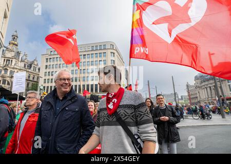 Antwerpen, Belgien. Mai 2024. PVDA - Peter Mertens ist bei einer Demonstration zu sehen, die gegen die Empfehlungen aus dem Bericht der "Commissie der Wijzen" protestiert, die von den Bildungsgewerkschaften ACOD Education, COC und VSOA Education organisiert wurde, Dienstag, den 7. Mai 2024 in Antwerpen. Im Auftrag der flämischen Regierung entwickelte die Kommission der Wjzen siebzig Vorschläge für die Professionalisierung des Lehrberufs. Die Bildungsgewerkschaften ergreifen heute Maßnahmen gegen die Empfehlungen des Berichts. Quelle: Belga News Agency/Alamy Live News Stockfoto