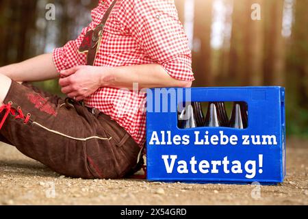 7. Mai 2024: Bayerisch in Lederhose neben einer Bierkiste mit Aufschrift: Alles Liebe zum Vatertag FOTOMONTAGE *** Bayer in Lederhose neben einer Bierkiste mit Aufschrift: Alles Liebe zum Vatertag FOTOMONTAGE Stockfoto