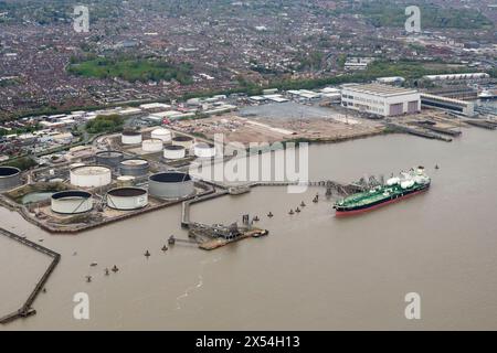 Ein LPG-Tanker, der an einem Umsteigeterminal am Ufer von Mersey, Liverpool Area, Merseyside, Nordwesten Englands, Großbritannien, entlädt Stockfoto