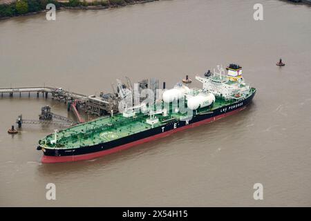 Ein LPG-Tanker, der an einem Umsteigeterminal am Ufer von Mersey, Liverpool Area, Merseyside, Nordwesten Englands, Großbritannien, entlädt Stockfoto