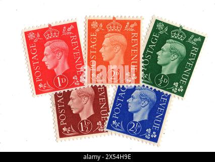 Eine Montage von Briefmarken von König George VI. Aus Großbritannien auf weißem Hintergrund. Stockfoto