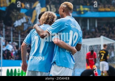 Malmoe, Schweden. April 2024. Derek Cornelius (19) und Sebastian Nanasi (11) von Malmoe FF wurden während des Allsvenskan-Spiels zwischen Malmoe FF und AIK Stockholm im Eleda Stadion in Malmoe gefeiert. (Foto: Gonzales Photo - Amanda Persson). Stockfoto