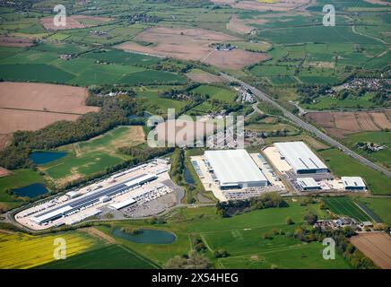 Eine Luftaufnahme der Einzelhandelsvertriebseinheiten neben der M69 in Hinckley., Leicestershire, East Midlands, Großbritannien. DPD- und Amazon-Lager Stockfoto