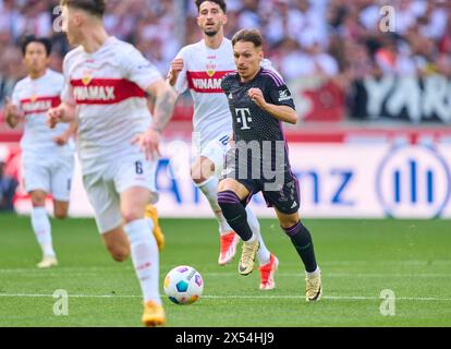 Bryan Zaragoza (FCB 17) tritt um Ball, Tackling, Duell, Header, zweikampf, Aktion, Kampf gegen Atakan KARAZOR, VFB 16 im Spiel VFB STUTTGART - FC BAYERN MÜNCHEN 3-1 am 4. Mai 2024 in Stuttgart. Saison 2023/2024, 1.Bundesliga, Spieltag 32, 32.Spieltag, München, Münchner Fotograf: ddp-Bilder / STAR-Bilder - DFL-VORSCHRIFTEN VERBIETEN JEDE VERWENDUNG VON FOTOGRAFIEN als BILDSEQUENZEN und/oder QUASI-VIDEO - Stockfoto