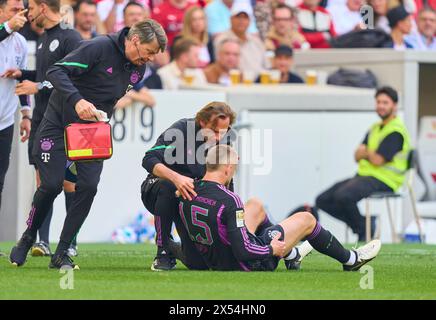 Eric Dier, FCB 15 Verletzung, FCB Mannschaftsarzt, Prof. Dr. Peter Ueblacker, Thomas Wilhelmi (Fitness-, Reha-Trainer) im Spiel VFB STUTTGART - FC BAYERN MÜNCHEN 3-1 am 4. Mai 2024 in Stuttgart. Saison 2023/2024, 1.Bundesliga, Spieltag 32, 32.Spieltag, München, Münchner Fotograf: ddp-Bilder / STAR-Bilder - DFL-VORSCHRIFTEN VERBIETEN JEDE VERWENDUNG VON FOTOGRAFIEN als BILDSEQUENZEN und/oder QUASI-VIDEO - Stockfoto